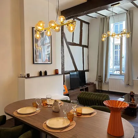 Le Cocon Chic - Hypercentre, Place Du Marche Apartment